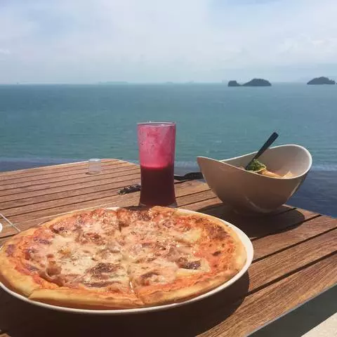 ¿Dónde puedo comer en Taling Ngam Beach?