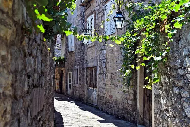 Budva سستا ہے اور ... خوبصورت!