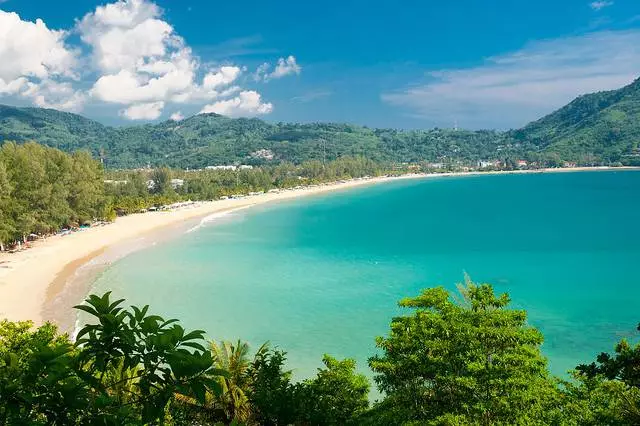 On és la millor manera de romandre a la platja de Camala?