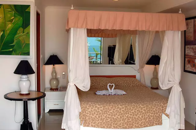 Који хотел се одлучи опустити на плажи Калим?