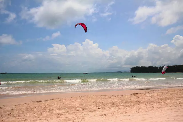 Πώς να πάρετε τον εαυτό σας στις διακοπές στην παραλία Naang;