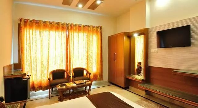 What is the hotel to choose to relax in Vrindavan? 21650_2