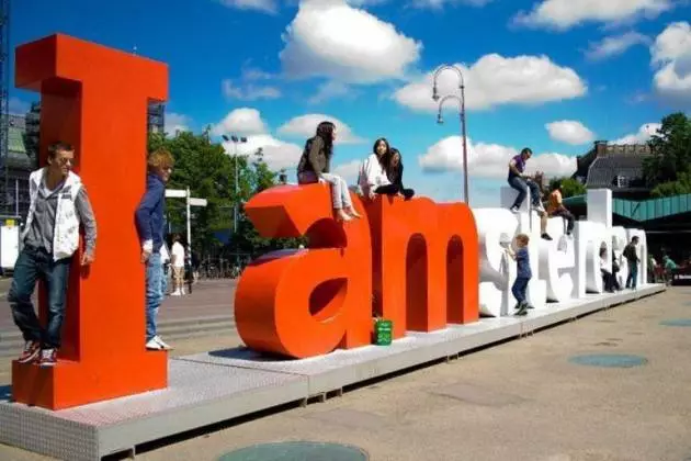 Kini tọ lati wo ni Amsterdam? Awọn aye ti o nifẹ julọ.