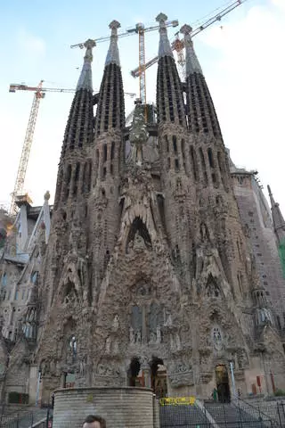 Cathedral ntawm tus tsev neeg dawb huv hauv Barcelona - nyob mus ib txhis khov hauv pob zeb