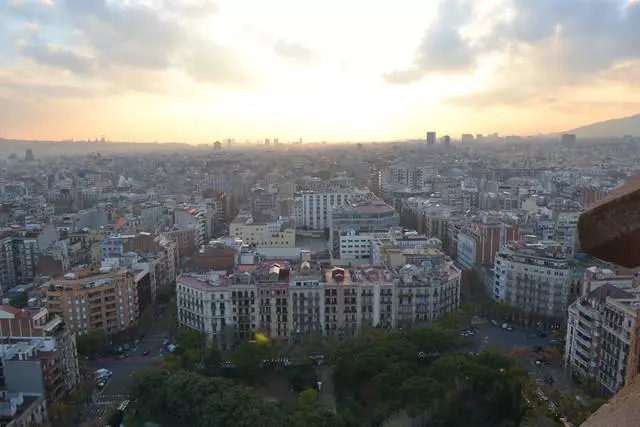 Katedralo de la Sankta Familio en Barcelono - Eterneco Frostita en Ŝtono 22212_2