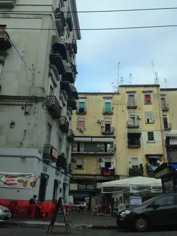 Napoli Untidy i mí Mheán Fómhair 22556_3