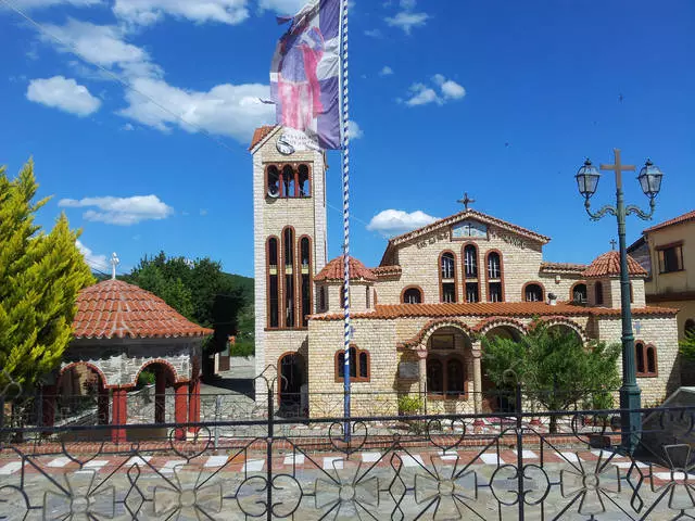 Laenada şarbanyň mukaddes ýerlerine zyýaratçy syýahat etmek 23058_2