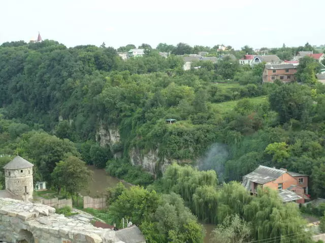 Ni ubuhe buryo bukwiriye kureba muri Kamenets-podolsky?