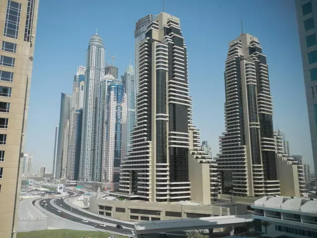 Familia nos Emiratos Árabes Unidos, Dubai, Jumeira a finais de setembro.