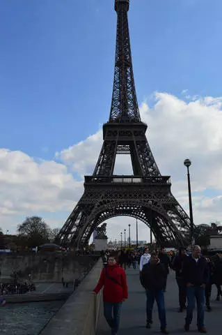 Ny tranombakoka malaza indrindra ao Paris - Louvre / famerenana ny fitsangatsanganana sy ny fijerin'ny Paris