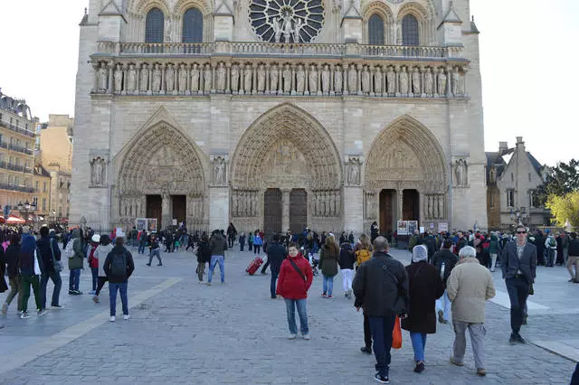 Parijda Notre Dame-ning Parijda / ekskursiyalar va diqqatga sazovor joylari sharhlari 23852_2