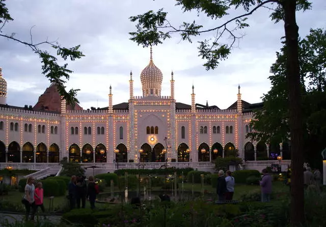 Park Tivoli di Kopenhagen / ulasan tentang tamasya dan pemandangan Copenhagen 23904_1