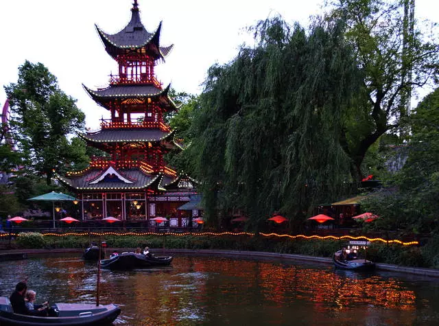 Park Tivoli ni Copenhagen / Awọn atunyẹwo ti Irin-ajo ati awọn oju wiwo Coplenhagen 23904_2