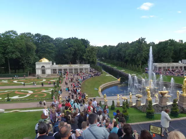 Peterhof (Particle - ឧទ្យាន Parkle) / ការពិនិត្យឡើងវិញអំពីដំណើរទស្សនកិច្ចនិងការទាក់ទាញរបស់ St. Petersburg 23910_4