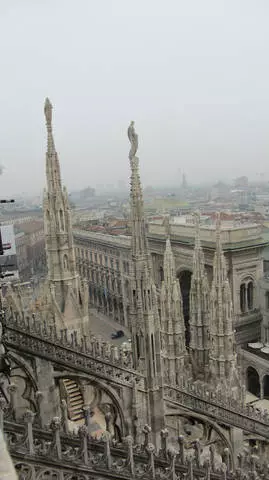 Li ser çiyayê Katedrala Milan (Duomo) / nirxandinên rêwîtiyê û çavê milan dimeşin 24116_3