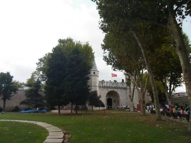 Palace Topkapi / kitaalam ya Excursion na vituko vya Istanbul 24181_1