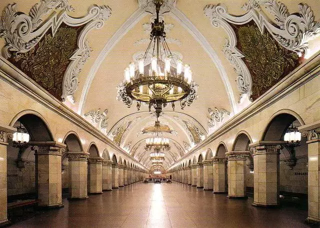 Mysteres Moscow Metro / Iloiloga o tafaoga faamasani ma vaaiga o Moscow 24202_2