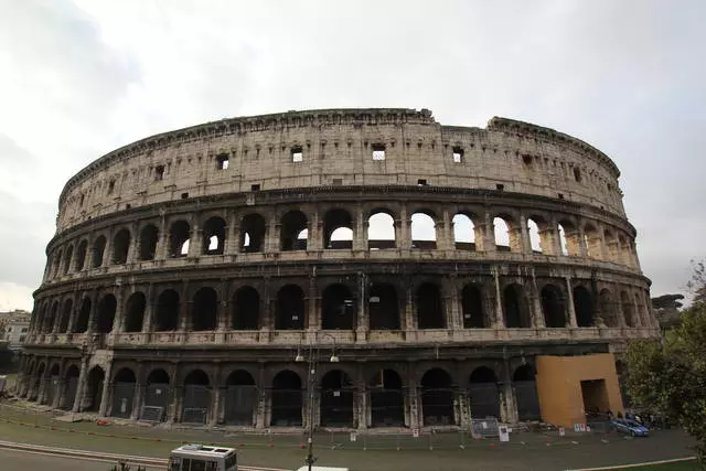 Roma gladiatorlarının izi və Romanın ekskursiya və görməli yerlərinin izlənmələrində Kolosseumda 24214_2