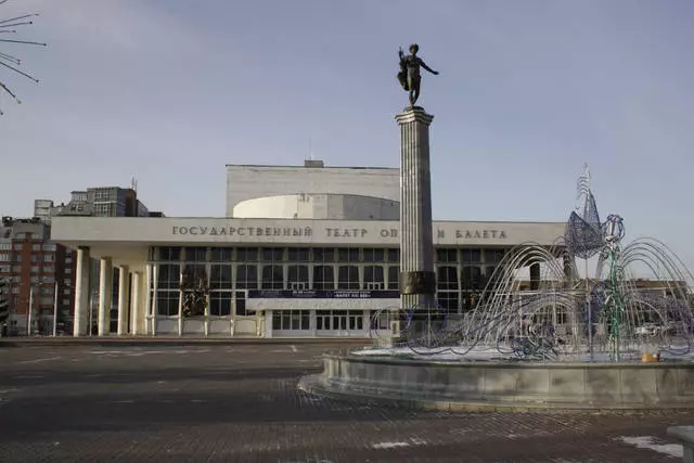 Theaterplatz - ein Ort der Erholung, Spaziergänge und Romantik / Bewertungen von Touren und Sehenswürdigkeiten von Krasnojarsk 24358_1