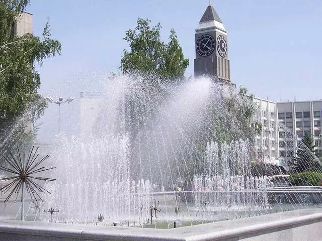 Theatre Square - ένας τόπος αναψυχής, περιπάτους και ειδύλλια / σχόλια για περιηγήσεις και αξιοθέατα του Krasnoyarsk 24358_3