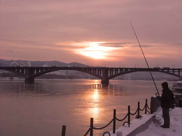 Embankment Yenisei - Txangoa eta Ikuspegiak Krasnoyarsk-en datak / berrikuspenak izendatzeko leku aproposa 24374_4