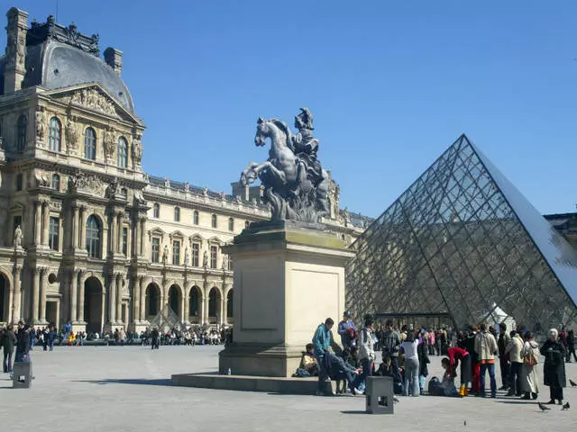 Louvre dünyanın gözəl bir muzeyidir. / Parisin ekskursiya və görməli yerləri rəyləri 24421_1