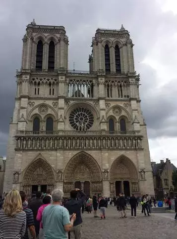 Den majestætiske og gamle katedral i den parisiske vores dame. / Anmeldelser af udflugt og seværdigheder i Paris 24608_1