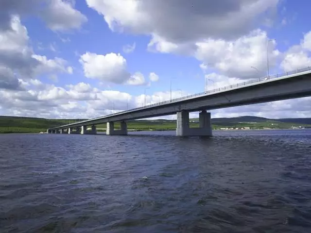 Kola Bridge - ang paksa ng pagmamataas ng lokal na populasyon / review tungkol sa mga iskursiyon at tanawin ng Murmansk 24621_2