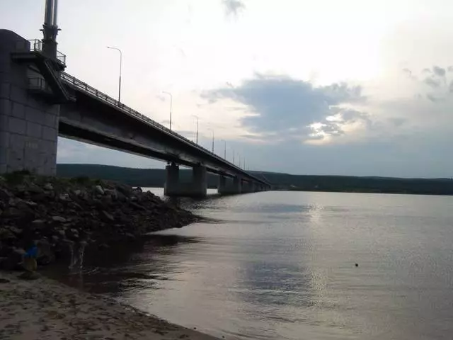 Kola Bridge - Subjek kebanggaan penduduk setempat / ulasan tentang kunjungan dan pemandangan Murmansk 24621_3