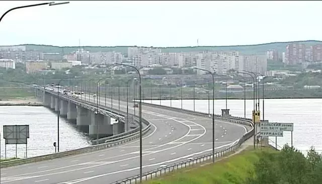 Kola Bridge - Subjek kebanggaan penduduk setempat / ulasan tentang kunjungan dan pemandangan Murmansk 24621_4