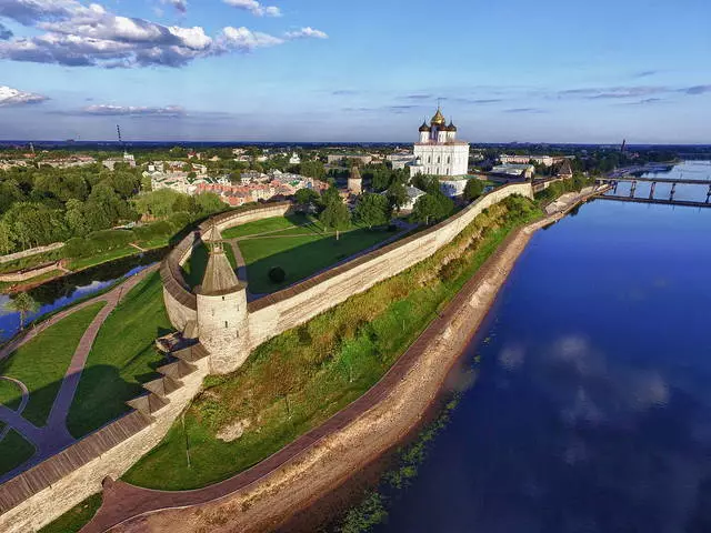 Phurursion ka pskov katemlin / ulasan wisata sareng atraksi pskov 24671_2