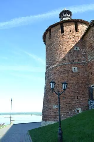 Nizhny Novgorod Kremlin Erdi Aroko gotorlekua da hiriaren bihotzean. / Nizhny Novgorod-en txangoak eta ikusmoldeak 24869_1