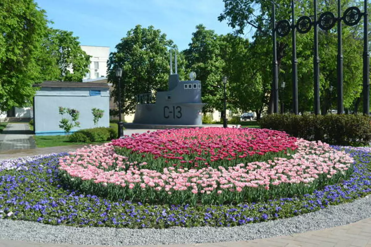 Nizhny Novgorod Kremlin mangrupikeun benteng abad pertengahan di jantung kota. / Upports of Wisata sareng Wisata Novgorod Novgorod 24869_2