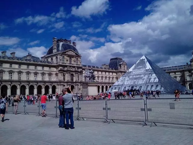 Louvre yana da ban sha'awa sosai. / Sake dubawa na balaguro da gani na Paris 25110_1