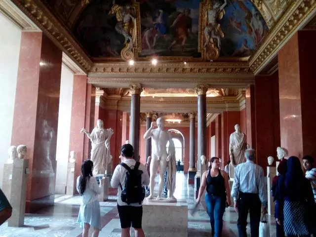 Louvre er meget imponerende. / Anmeldelser af udflugt og seværdigheder i Paris 25110_2