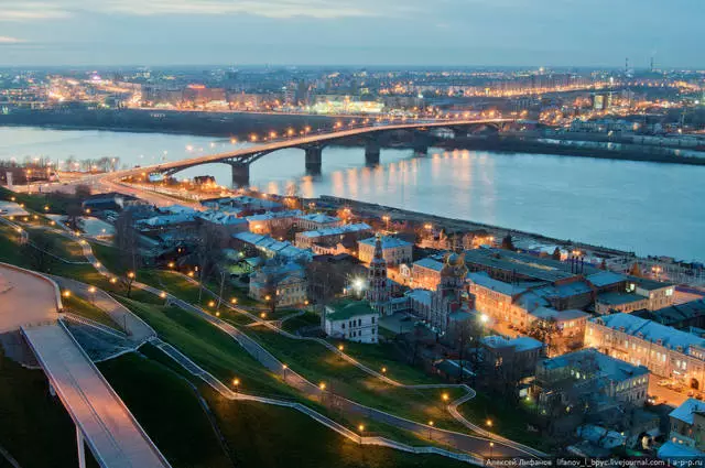 Fedorovsky Embankment - det mest romantiske stedet i Nizhny Novgorod / Anmeldelser Om Utflukter og attraksjoner i Nizhny Novgorod 25436_4