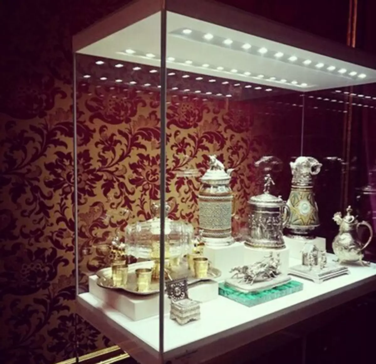 សារមន្ទីរ FABERGE នៅ St. Petersburg ។ ការពិនិត្យឡើងវិញនៃដំណើរកំសាន្តនិងទេសភាពនៃផ្លូវ Petersburg 25459_3