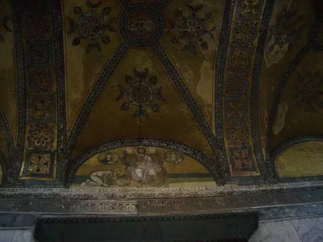 Ayia Sofia ose Katedralja e Shën Sofisë. Ekskursion në Shrine / Shqyrtime Ortodokse-Muslimane për ekskursionet dhe pamjet e Stambollit 25481_4