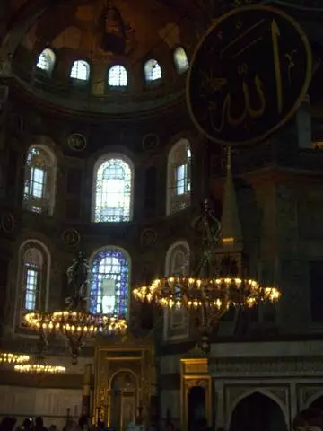 Ayia Sofia po o St. Sophinia Falelotu. Taeao i le Orthodox-muslim Shrine / Iloiloga e uiga i tafaoga faamasani ma vaaiga o le Istanbul 25481_8