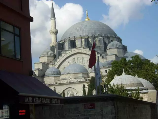 Msikiti usiojulikana wa kimya / kitaalam ya safari na vituko vya Istanbul 25492_1