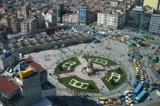 Taksim Square - Malo Osasangalatsa / Kuwunika kwa Kuchita ndi Kuwona kwa Istanbul 25536_1