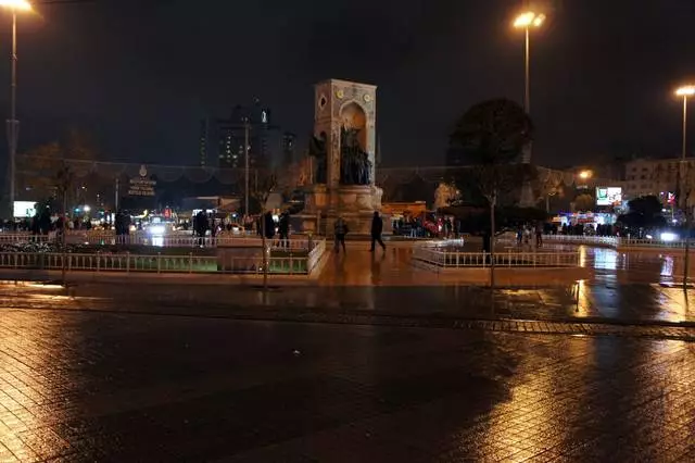 Taksim Square - Malo Osasangalatsa / Kuwunika kwa Kuchita ndi Kuwona kwa Istanbul 25536_3