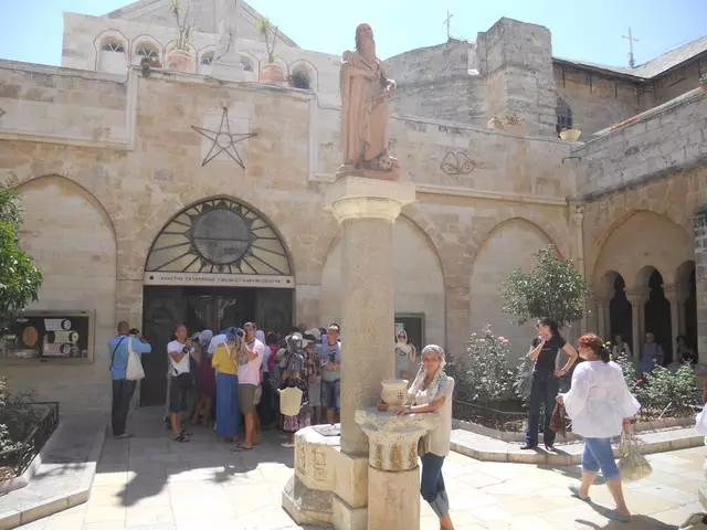 Sagrado nga Templo sa Globe of the GINOO / Review sa Pag-excursion ug mga talan-awon sa Jerusalem 25599_1