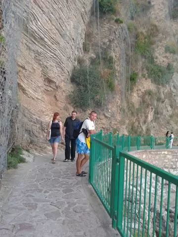 Dantzariaren edo gimnasten estatua / txangoei buruzko txangoei eta erakargarriei buruzko estatua Budva 25751_1