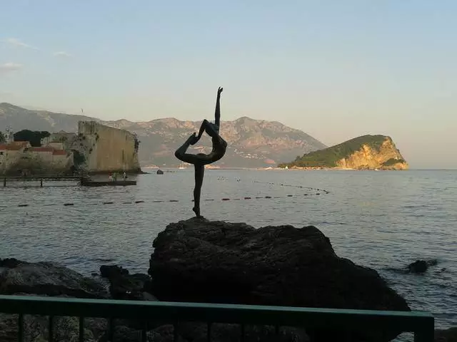 Statue of the dancer or statue of gymnasts / reviews about excursions and attractions Budva 25751_2