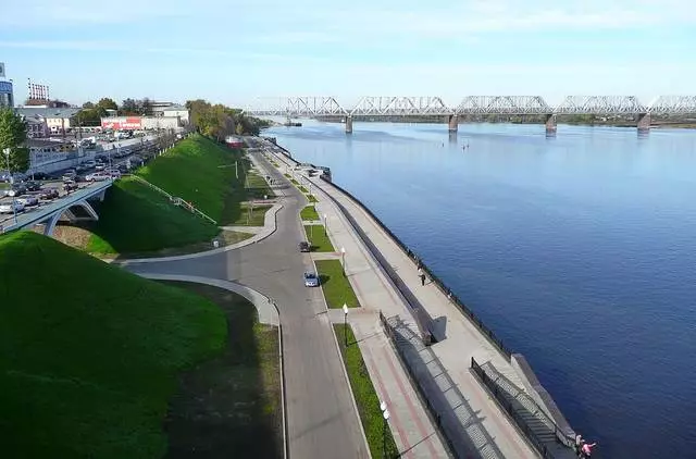 Volzhskaya Embankment i Yaroslavl - Et godt sted at slappe af / gennemgå udflugter og seværdigheder i Yaroslavl