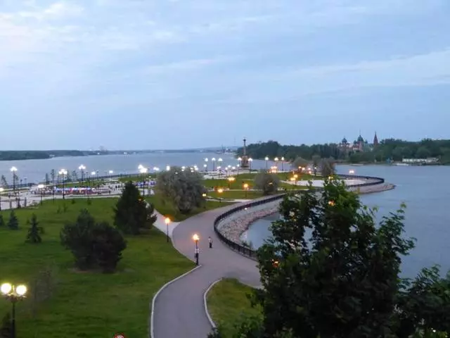 Volzhskaya Embankment en Yaroslavl - bonega loko por malstreĉiĝi / recenzojn pri ekskursoj kaj vidindaĵoj de Yaroslavl 25783_2