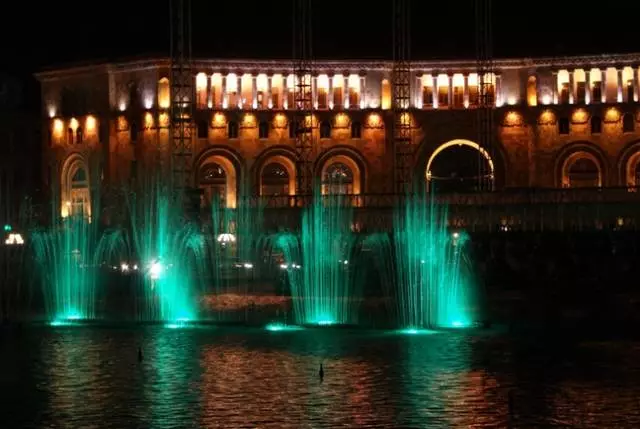 Cearnóg na Poblachta: Balúin agus Fountains Amhránaíochta. / Athbhreithnithe ar Thuras agus Sights Yerevan 25813_1