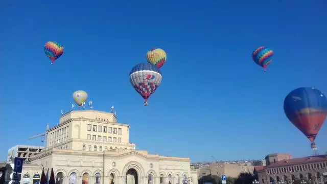 Fjouwerkant fan 'e Republyk: Ballonnen en sjongende fonteinen. / Resinsjes fan ekskurzje en beëichtingen Yerevan 25813_2