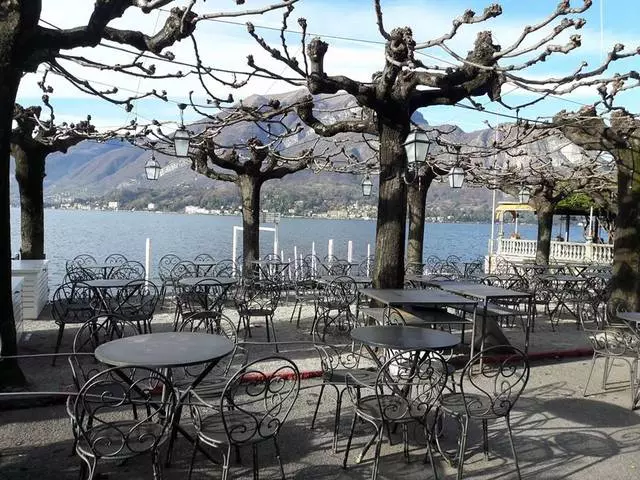 Dark blue smooth water, snow-white yachts, huge mountains - exciting eyes landscapes and all this beauty on Lake Como in Italy 26167_2